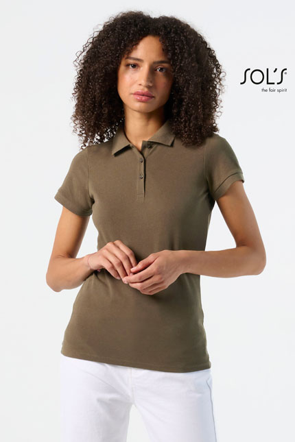 Prime Women - 00573POLO-SHIRTS / SOLSΓυναικείο πόλο πικέΠεριγραφή: Το γυναικείο πόλο πικέ διαθέτει κοντά μανίκια, πλαϊνές ραφές, και πατιλέτα με 3 κουμπιά στο ίδιο χρώμα, προσφέροντας λειτουργικότητα και κομψότητα. Η ενισχυμένη ραφή στους ώμους και η ριπ 1 x 1 στο γιακά διασφαλίζουν την ποιότητα και τη σταθερότητα, ενώ η φακαρόλα στο λαιμό προσθέτει μία διακριτική πινελιά.  - Σύνθεση: Κατασκευασμένο από πικέ 200g/m² με 65% Πολυέστερ και 35% Βαμβάκι Ringspun, προσφέρει άριστη άνεση και ανθεκτικότητα.  - Εφαρμογή ως Επαγγελματική Ένδυση: Ιδανικό για εργαζόμενους σε γραφεία, εστιατόρια και έως σε εκδηλώσεις, το πόλο αυτό ενισχύει την επαγγελματική εμφάνιση.  - Δυνατότητα Προσαρμογής: Υπάρχει η δυνατότητα εκτύπωσης λογοτύπου ή μηνύματος του πελάτη στο ρούχο, για να καλύψει τις ανάγκες της επιχείρησής σας.  - Διαθεσιμότητα σε χρώματα: Διατίθεται σε ποικιλία χρωμάτων για να επιλέξετε αυτό που ταιριάζει καλύτερα στην επιχειρηματική σας ταυτότητα.